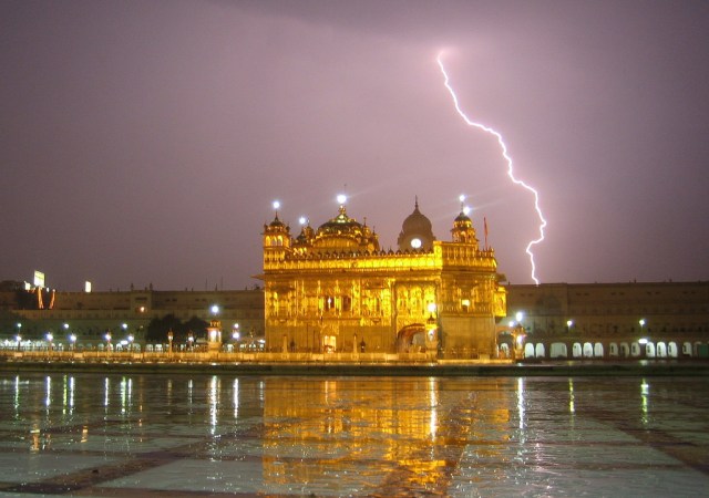 golden-temple-lightning